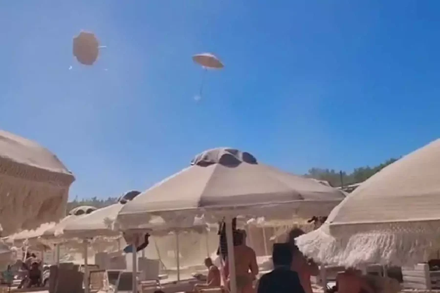 Χαλκιδική: Ξαφνικός ανεμοστρόβιλος σε beach bar σήκωσε ομπρέλες στον αέρα