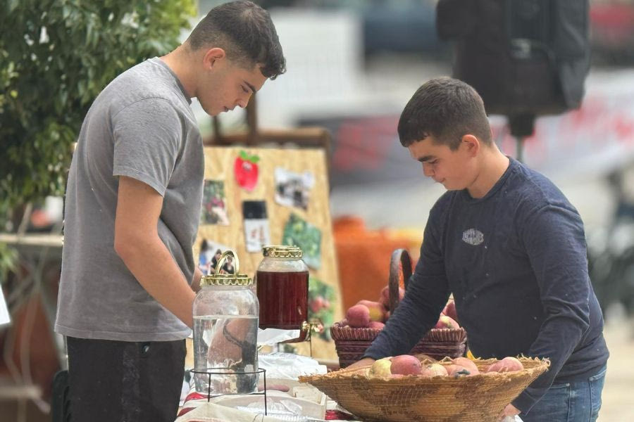 Συγκίνηση, τιμητικές βραβεύσεις, μαντινάδες και γεύσεις που ξεχώρισαν στην 10η γιορτή μήλου στον Κρουσώνα