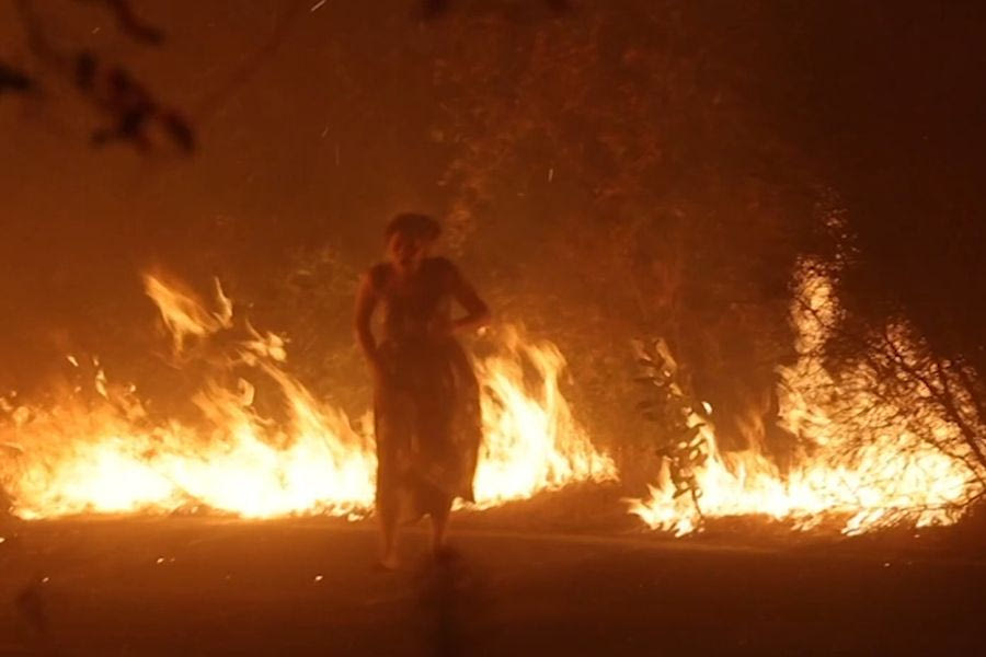 Καλιφόρνια: Συγκλονιστικό βίντεο με γυναίκα να περπατάει μέσα στη φωτιά