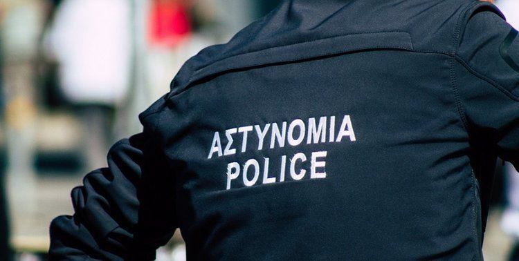 Σε διαθεσιμότητα αστυνομικός στην Κρήτη εξαιτίας μήνυσης για ξυλοδαρμό