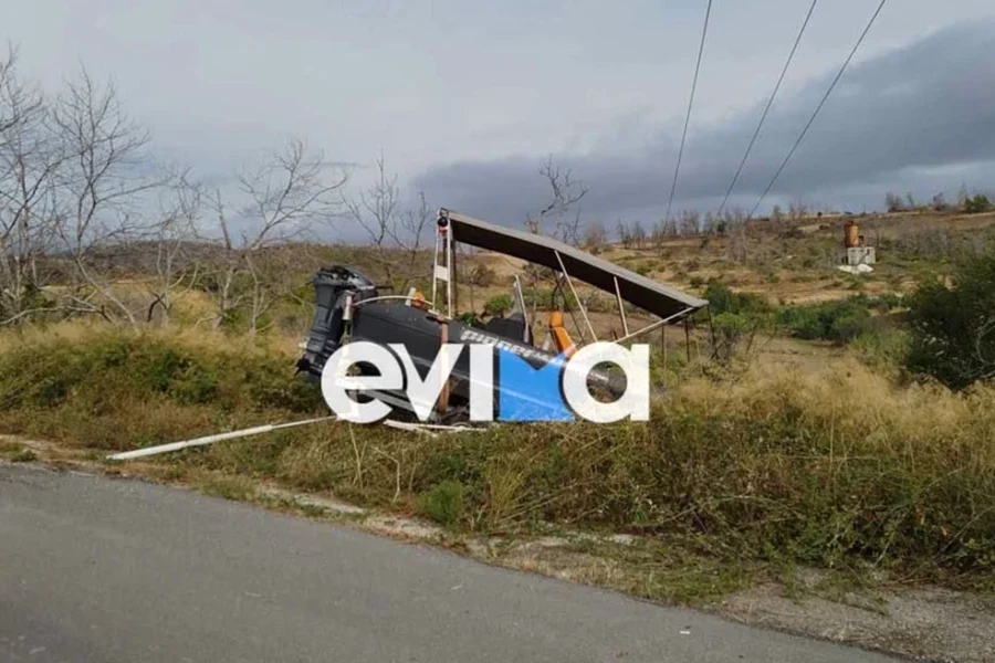 Τροχαίο στην Εύβοια: Σκάφος έφυγε από το τρέιλερ τζιπ και βρέθηκε σε χωράφι