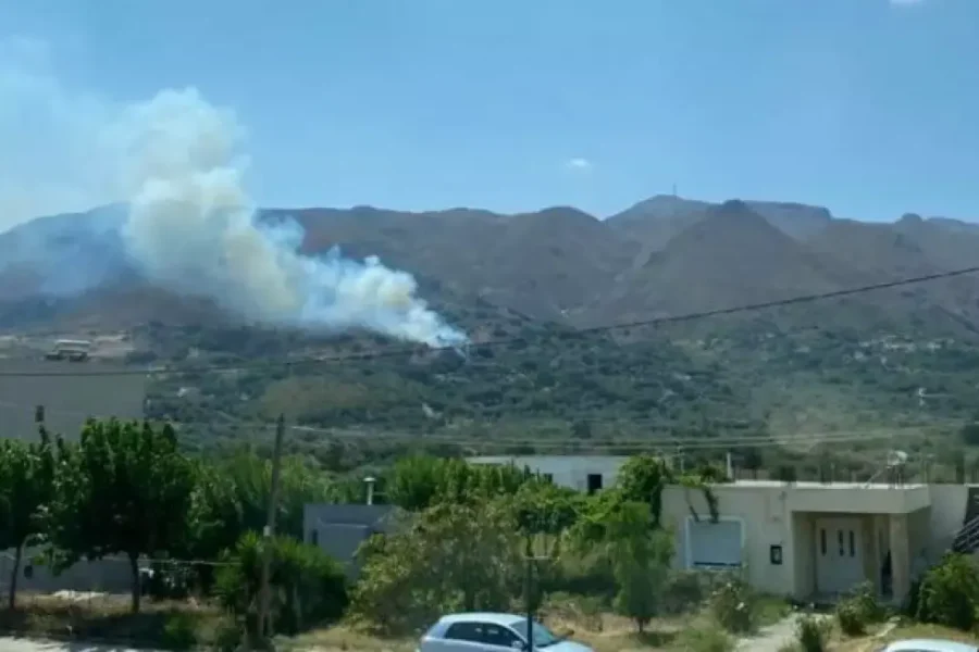 Ρέθυμνο: Σηκώθηκαν ελικόπτερα για τη φωτιά στην Κοξαρέ