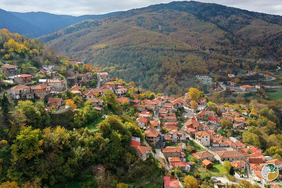 Δασκάλα και ιερέας… γεμίζουν ξανά το άδειο χωριό τους