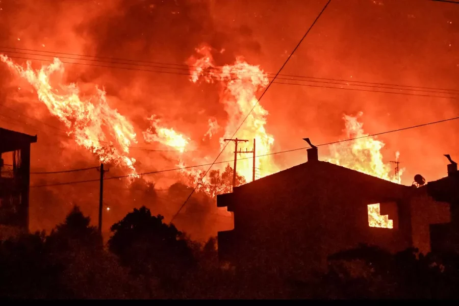 Φωτιά στο Ξυλόκαστρο: Οι φλόγες περικύκλωσαν σπίτι στη Λυγιά