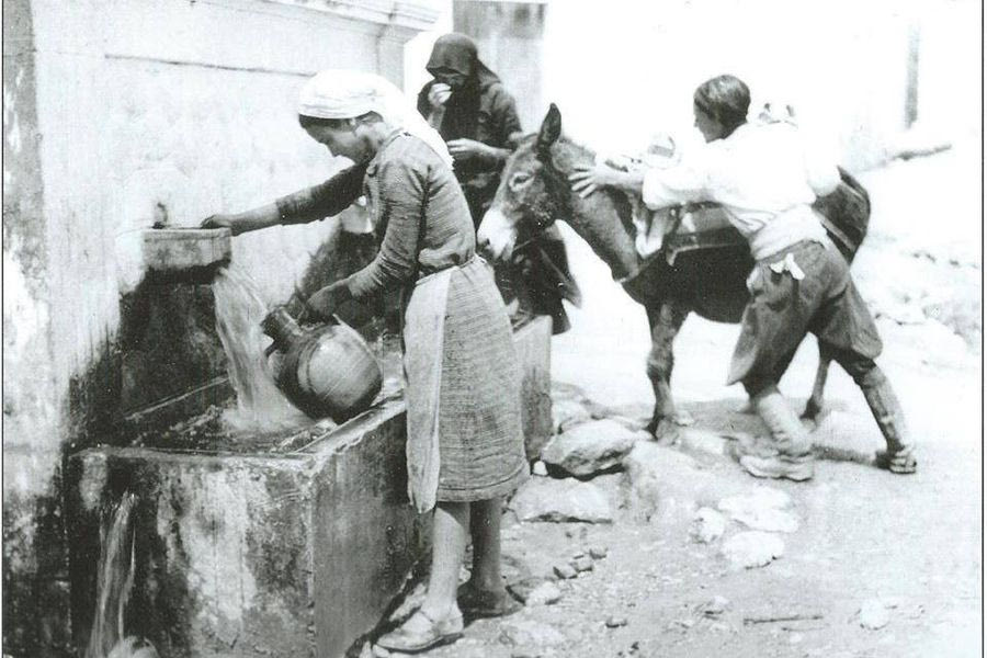 Ηράκλειο το 1926 γεμίζοντας με νερό τις στάμνες