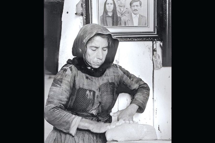 1964, γυναίκα στην Ελούντα πλάθει το ψωμί