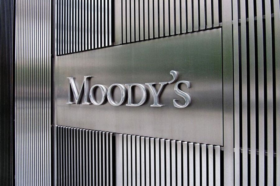 Moody’s: Πώς βαθμολογεί θεσμούς και τράπεζες στην Ελλάδα – «Καμπανάκι» για δημογραφικό