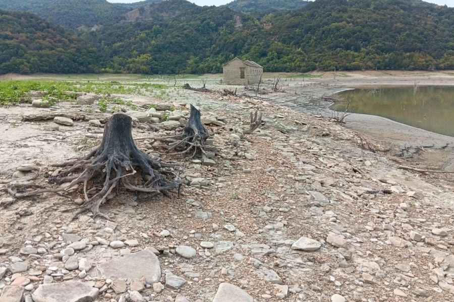 Η ξηρασία αποκάλυψε βυθισμένο οικισμό στην τεχνητή λίμνη του Πουρναρίου στην Άρτα