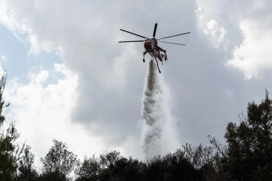 Χανιά: Μεγάλη φωτιά στην Κίσσαμο – Σηκώθηκαν 3 ελικόπτερα