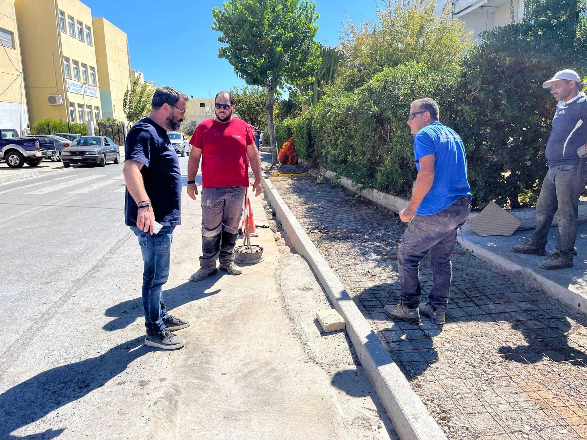 Προχωρούν οι εργασίες κατασκευής πεζοδρομίων στην πόλη του Ηρακλείου