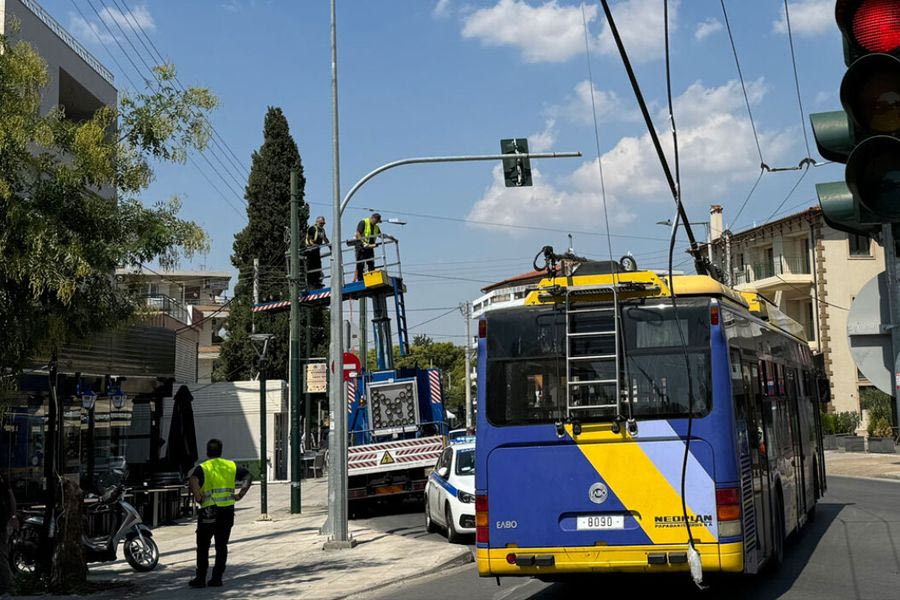 Ξυστά από την 14χρονη έπεσε η κολόνα στη Νέα Φιλαδέλφεια – Βίντεο ντοκουμέντο