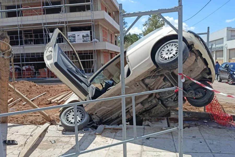 Επεισοδιακή καταδίωξη στην Κηφισιά: Κλεμμένο όχημα προσέκρουσε σε κολόνα