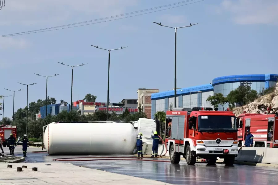 Λεωφόρος Σχιστού: Εκκενώνεται η δομή μεταναστών μετά την ανατροπή βυτιοφόρου