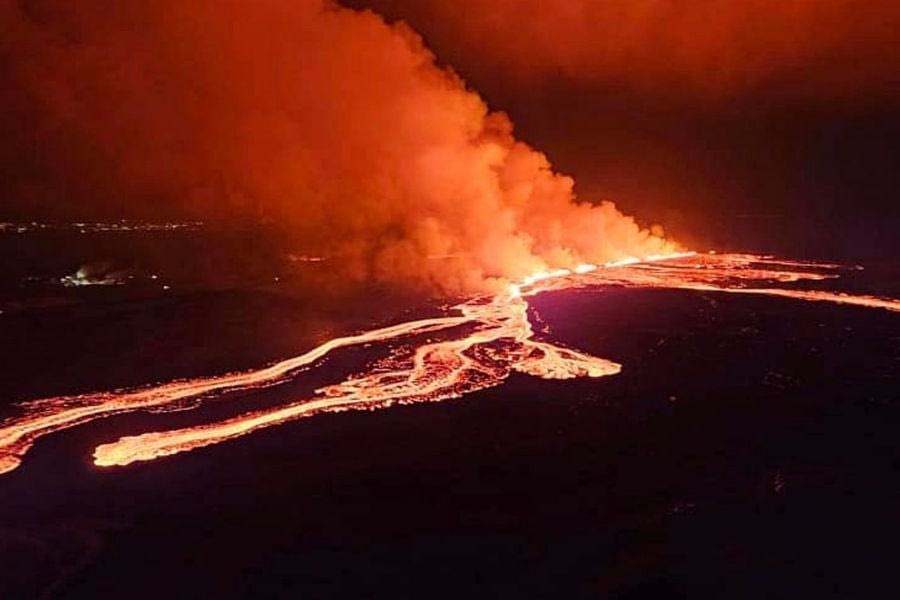 Ινδονησία: Ένα από τα πιο ενεργά ηφαίστεια της χώρας εξερράγη