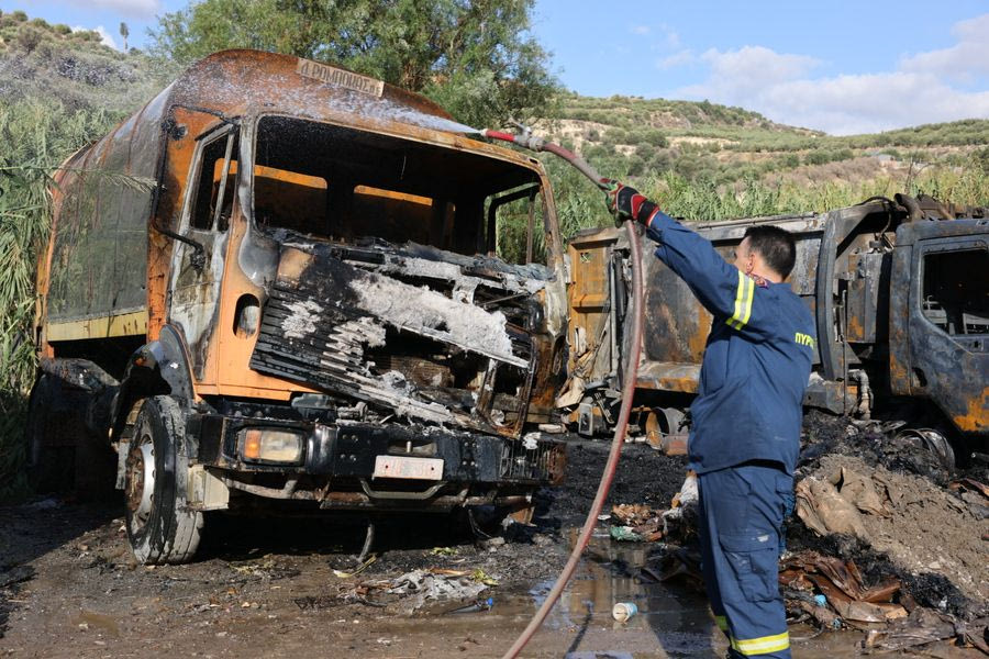 Όλα δείχνουν εμπρησμό: Κάηκαν 8 απορριμματοφόρα του Δήμου, τι εξετάζουν οι Αρχές – φωτογραφίες