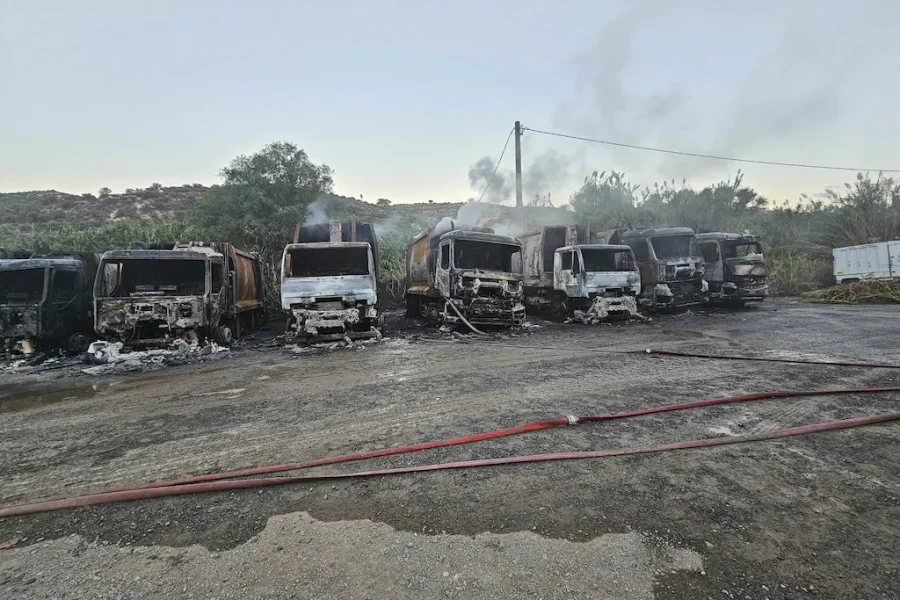 Κόλαση φωτιάς σε Μαλεβίζι και Ηράκλειο: Καταστράφηκαν οχήματα του Δήμου