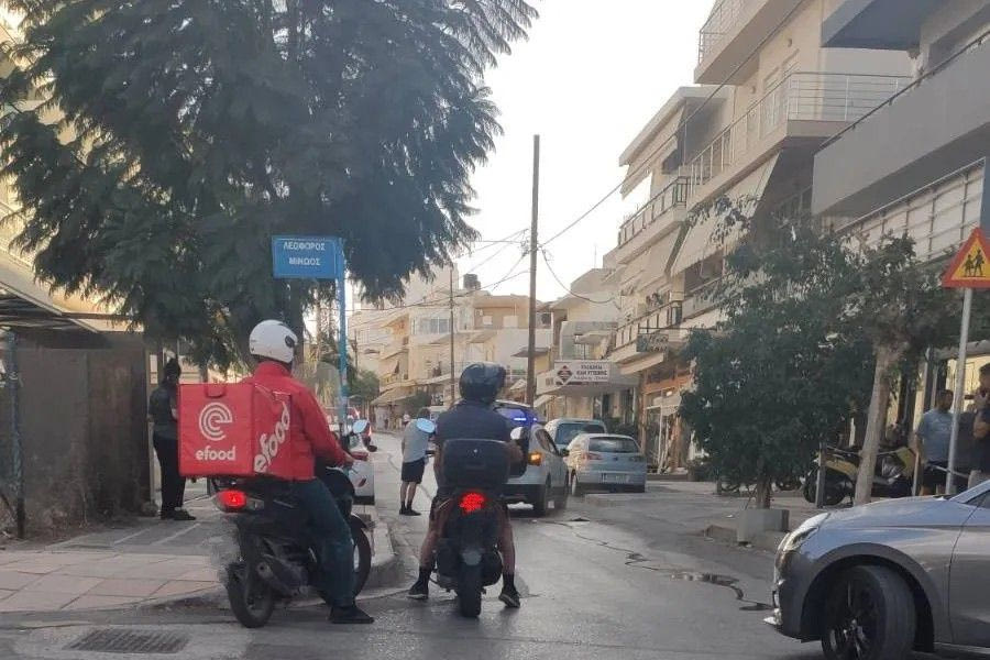 Ηράκλειο: Μηχανή συγκρούστηκε με φορτηγό σε κεντρικό δρόμο της πόλης – στο νοσοκομείο 50χρονη