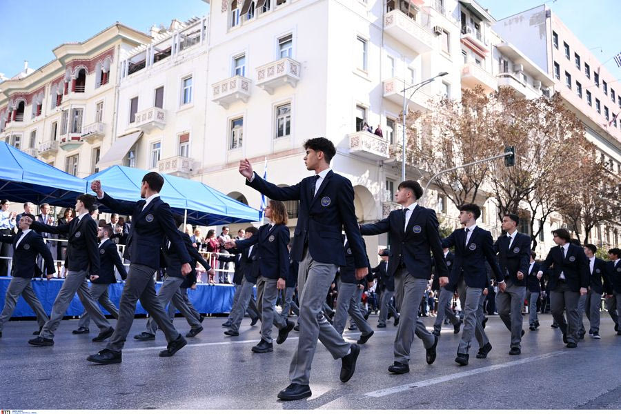 Ξεκίνησε η μαθητική παρέλαση στη Θεσσαλονίκη