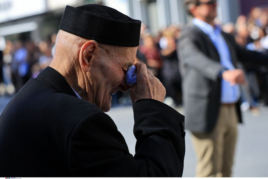 Λάρισα: Δάκρυα, συγκίνηση και αναμνήσεις από έναν ηλικιωμένο στην παρέλαση