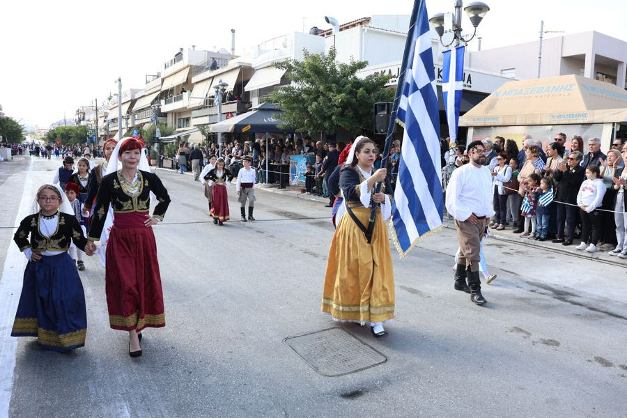 Με λαμπρότητα και περηφάνια η μαθητική παρέλαση στη Ν. Αλικαρνασσό – φωτογραφίες