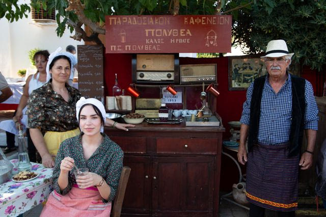 Καφενείο, μπακάλικο και τηλεφωνείο όπως παλιά στην Κρήτη  – Φωτογραφίες