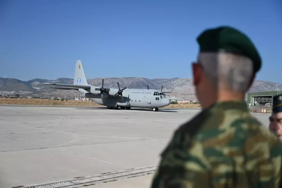 Έφτασε στην Ελευσίνα το C-130 με τους 22 Έλληνες υπηκόους που έφυγαν από το Λίβανο