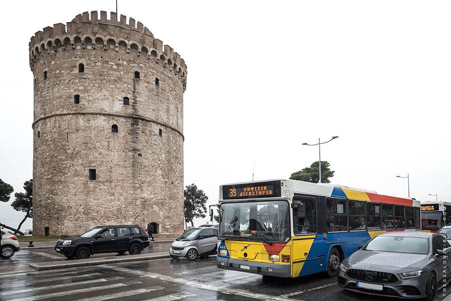 Θεσσαλονίκη: Συγκρούστηκαν δύο λεωφορεία – Πέντε τραυματίες