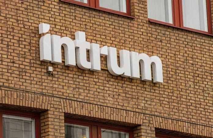 Intrum: Πώς ο μεγαλύτερος εισπράκτορας χρεών πνίγηκε στα δικά του χρέη