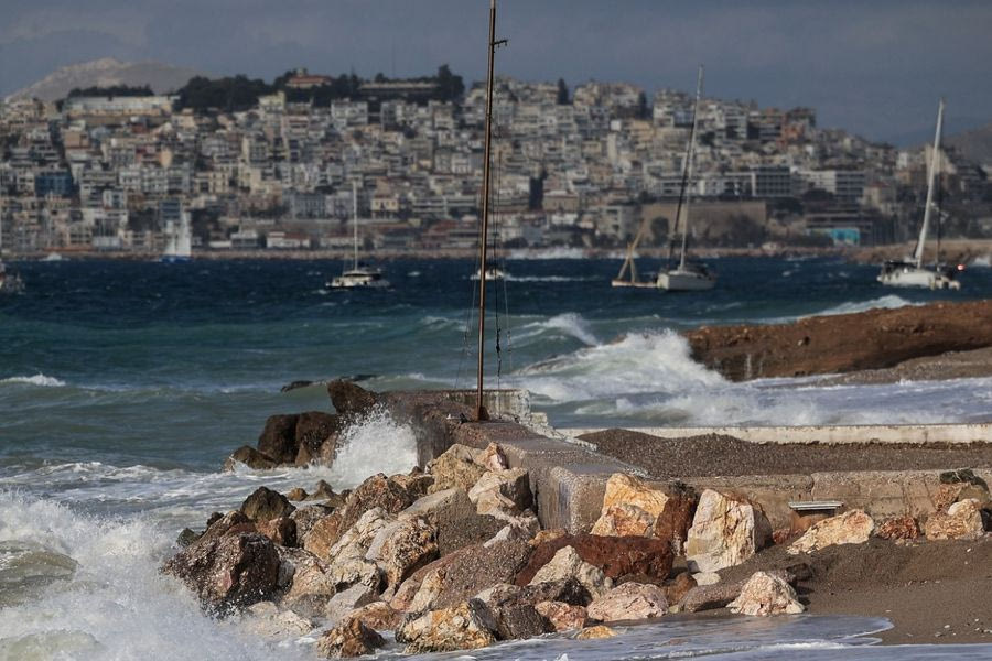 Καιρός σήμερα: Λίγα σύννεφα με πτώση θερμοκρασίας και δυνατούς βόρειους ανέμους