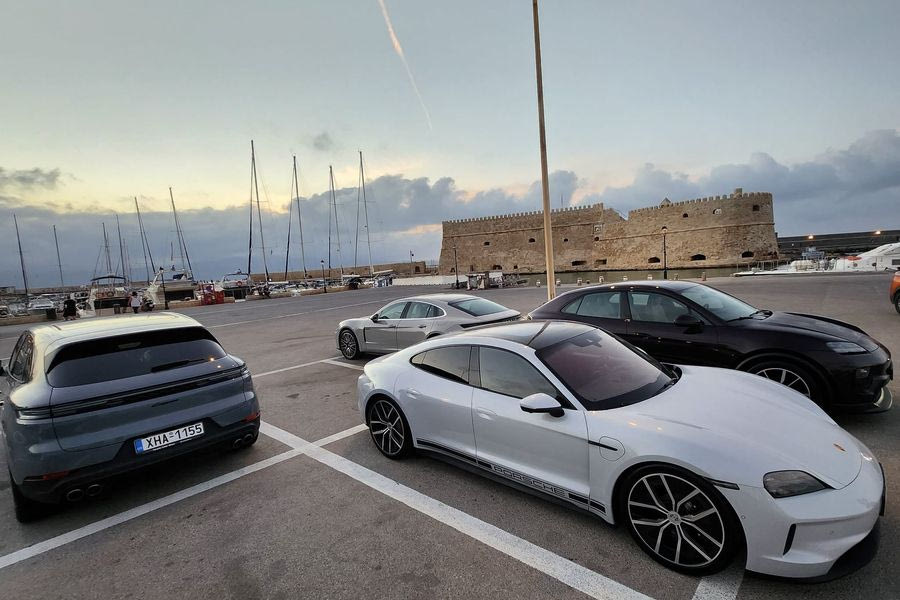 Ποιος θα οδηγήσει τις Porsche που βρίσκονται στο Λιμάνι του Ηρακλείου;