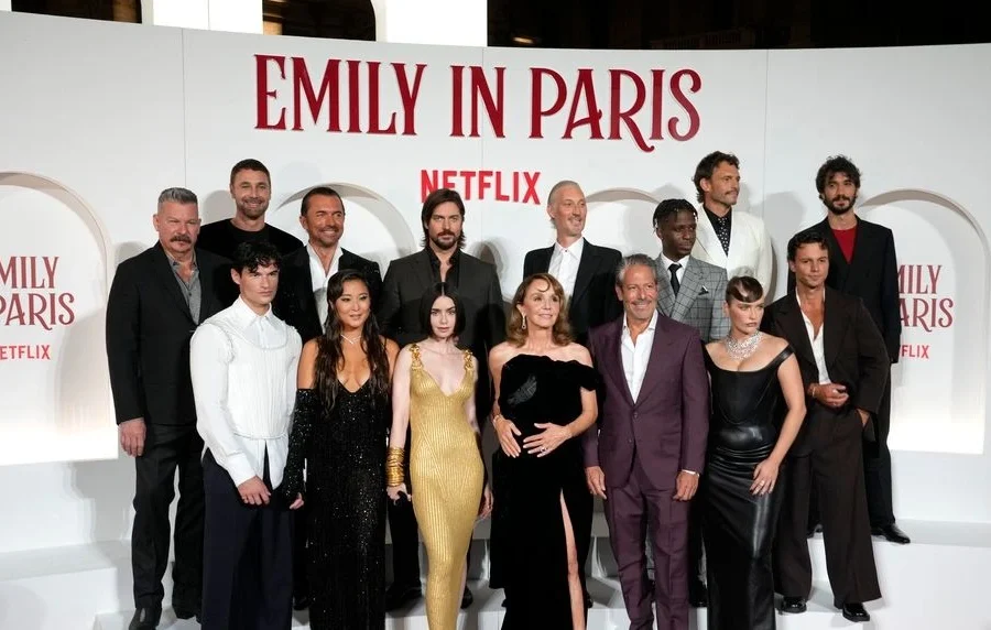 Μακρόν: Θα δώσω μάχη για να μείνει η Emily in Paris στη Γαλλία