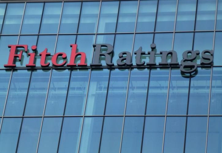 Fitch: Σταθερή ανάπτυξη με μείωση χρέους στην Ελλάδα