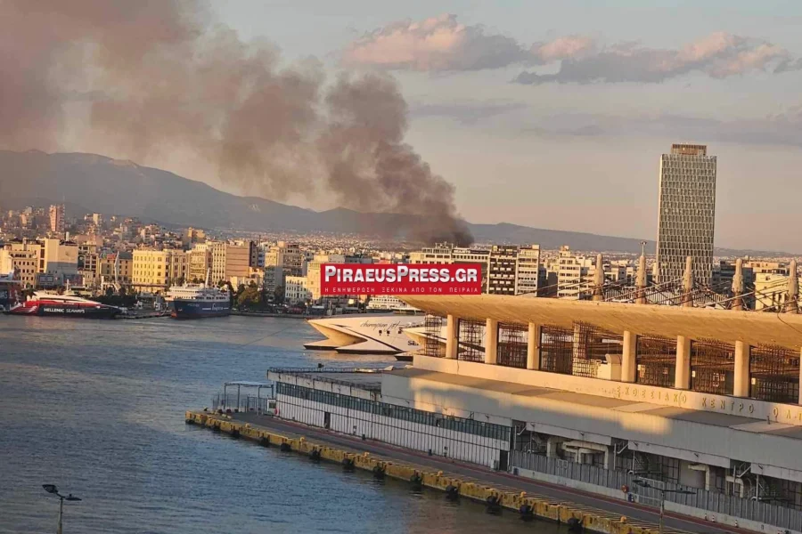 Πειραιάς: Φωτιά σε εγκαταλελειμμένο κτίριο στο κέντρο