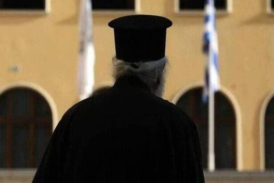 Ιερέας ρίχνει τα χαρτιά σε πιστούς με αμοιβή 20-30 ευρώ