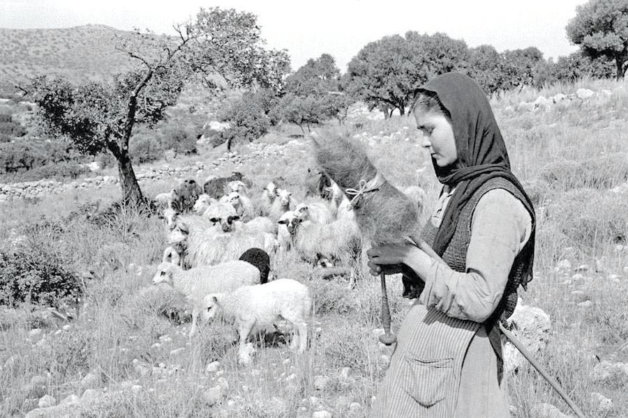 Ετοιμάζοντας τα υλικά για την ύφανση Κρήτη 1955