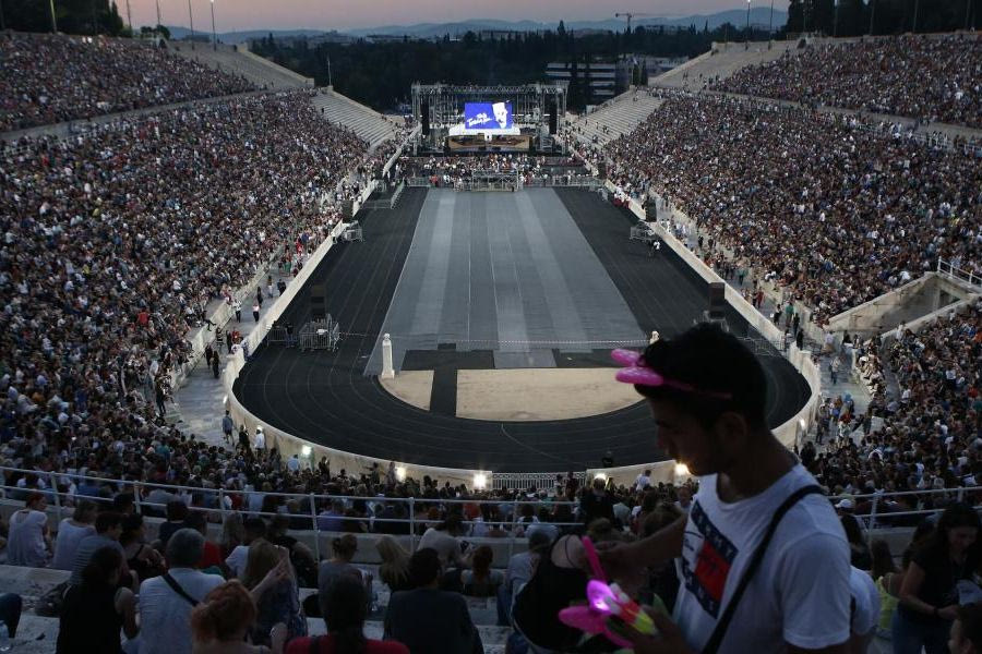 Live η συναυλία για την τραγωδία των Τεμπών: Κατάμεστο το Καλλιμάρμαρο