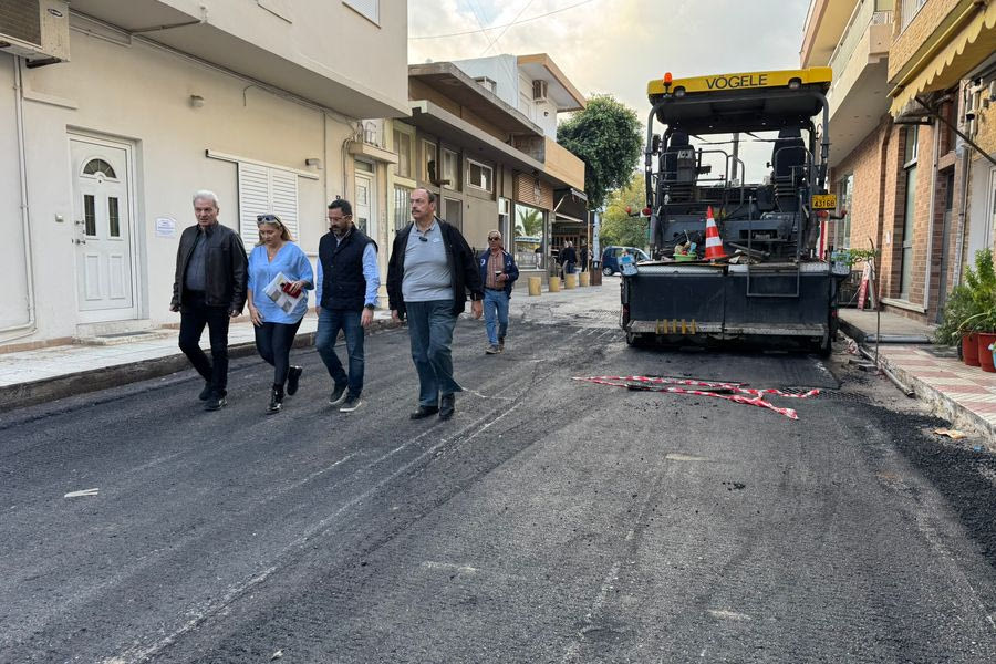 Συνεχίζονται οι εργασίες ασφαλτόστρωσης στα Καμίνια