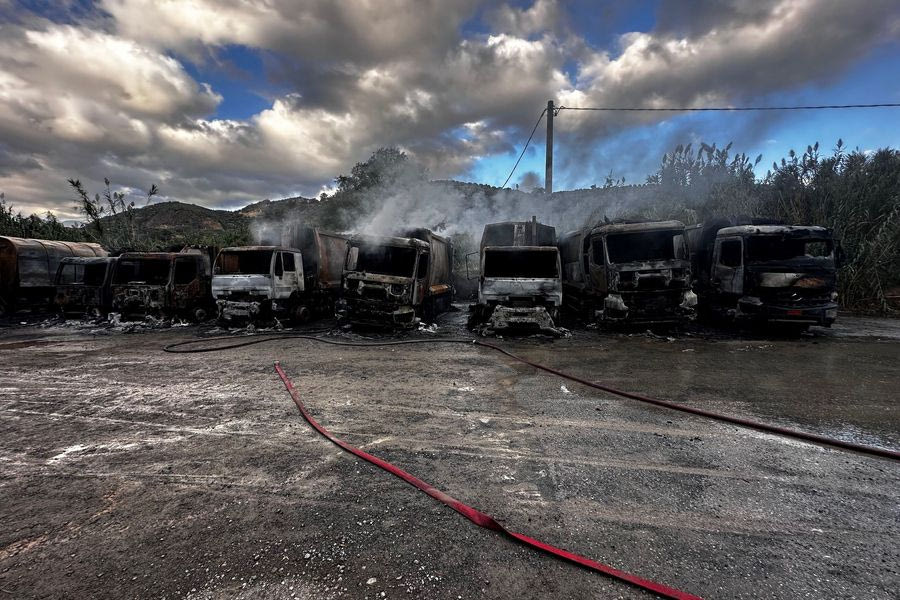 Συνδρομή από ΥΠΕΣ και δήμους της Κρήτης αναζητά ο Δ. Μαλεβιζίου μετά την ολοκληρωτική καταστροφή του Δημοτικού Στόλου απορριμματοφόρων