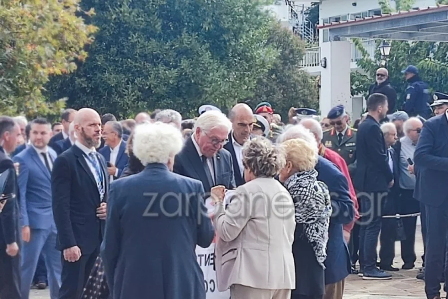 Με πανό και συνθήματα για τις γερμανικές αποζημιώσεις η υποδοχή Σταϊνμάιερ στην Κάντανο (vid)