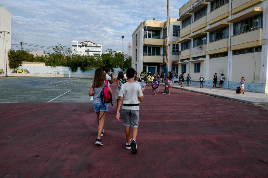 14χρονος απείλησε με μαχαίρι συμμαθητή του μέσα στο σχολείο