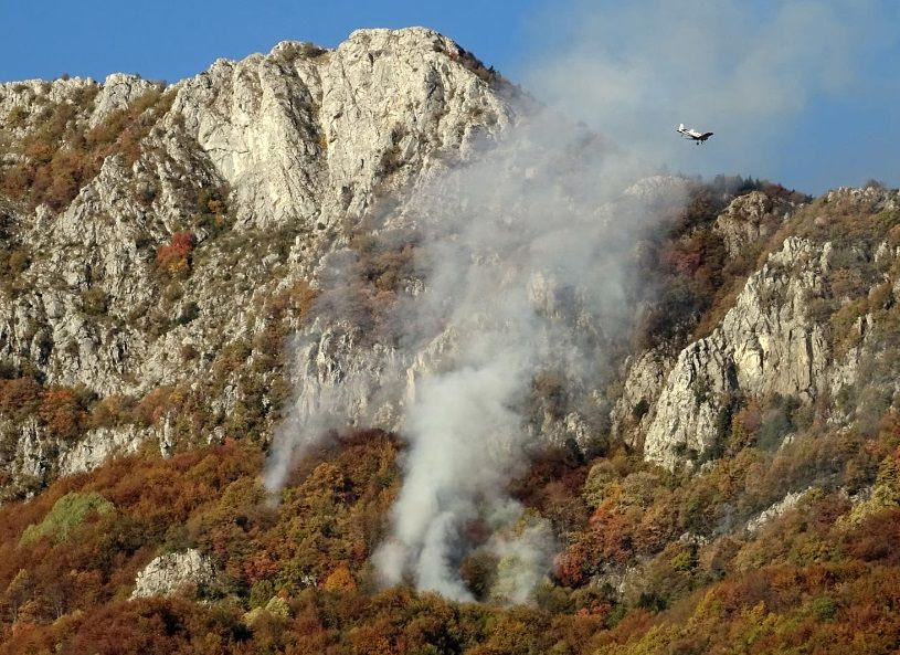 Παγγαίο Όρος: Μαίνεται για δεύτερη μέρα η φωτιά σε δύσβατο σημείο