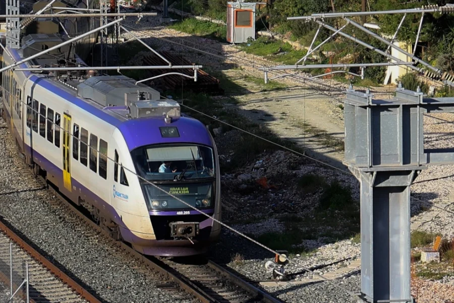 Η τηλεδιοίκηση πρόλαβε συρμό του Προαστιακού που πήγε να μπει από λάθος σε γραμμή του Μετρό στην Δουκίσσης Πλακεντίας