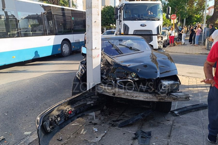 Σφοδρή σύγκρουση δύο αυτοκινήτων στο κέντρο των Χανίων