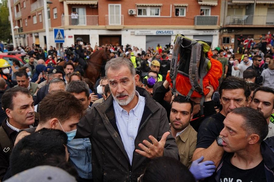 Επίσκεψη του βασιλιά Φελίπε στη Βαλένθια – Του πέταξαν λάσπες, το πλήθος φώναζε «Δολοφόνοι, φύγετε τα χάσαμε όλα»