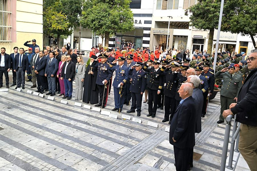 Με επιμνημόσυνη δέηση και κατάθεση στεφάνων τιμήθηκε στο Ηράκλειο η Hμέρα των Ενόπλων Δυνάμεων