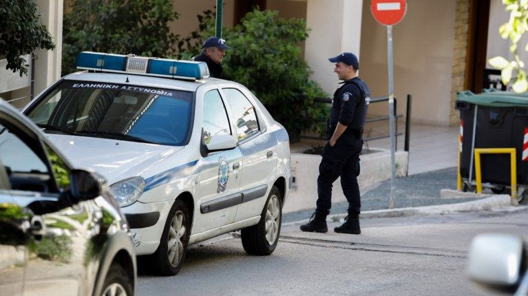 Συνελήφθη μαθητής που κυκλοφορούσε με όπλο έξω από το σχολείο