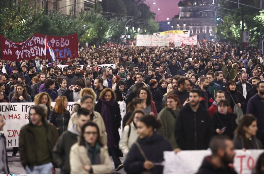 Πολυτεχνείο: Μεγάλη συμμετοχή στη μεγαλειώδη πορεία για την 51η επέτειο της εξέγερσης