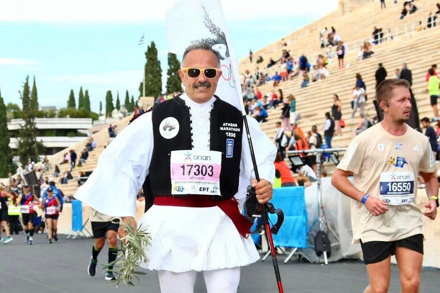 Ήρθε από την Ολλανδία για να τρέξει στον Μαραθώνιο της Αθήνας – Του έκλεψαν την παραδοσιακή ελληνική φορεσιά