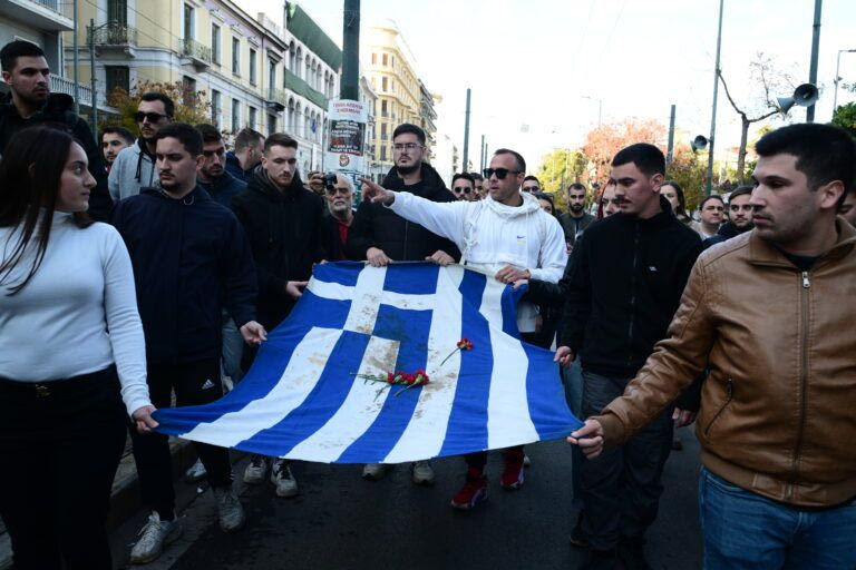 Πολυτεχνείο: Προς την αμερικανική πρεσβεία η αιματοβαμμένη σημαία – Μετά ξεκινά η πορεία