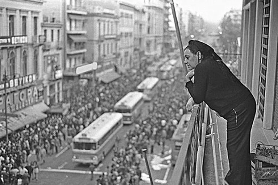 Σοφία Βέμπο: Όταν έκρυψε τους φοιτητές στο σπίτι της και τραγούδησε για τα παιδιά του Πολυτεχνείου